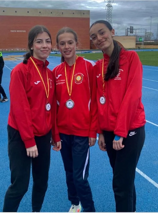 Andrea De Castro, Laura González e Irene García, del Atletismo Castillo de la Mota, se proclaman subcampeonas con el C.A. Valladolid Andrea De Castro, Laura González e Irene García, del Atletismo Castillo de la Mota, se proclaman subcampeonas con el C.A. Valladolid